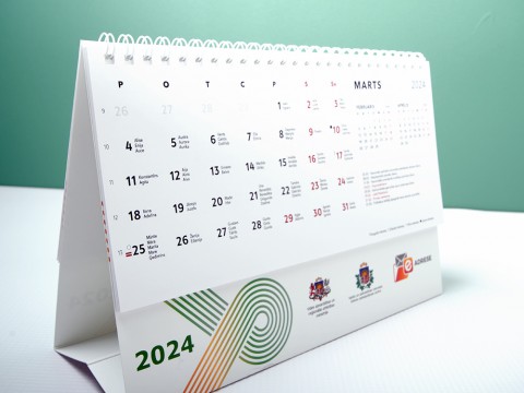 Desk calendar with printed thick paper base